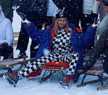 ローラ、スイスでのド派手なスノーウェア姿に絶賛の声「かわいい！」「雪が似合う」の声