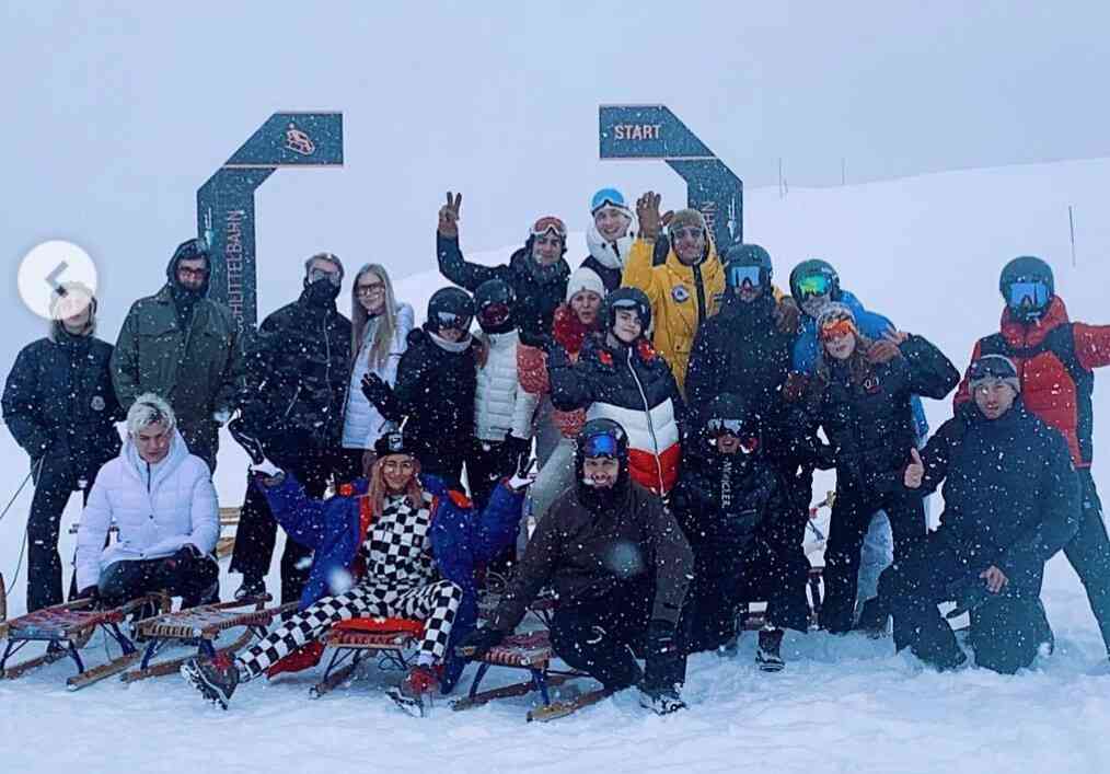 ローラ、スイスでのド派手なスノーウェア姿に絶賛の声「かわいい！」「雪が似合う」の声