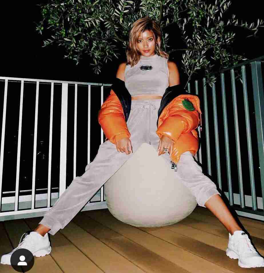 ローラ、スイスでのド派手なスノーウェア姿に絶賛の声「かわいい！」「雪が似合う」の声