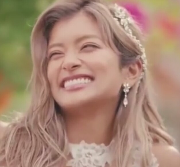 ローラ、スイスでのド派手なスノーウェア姿に絶賛の声「かわいい！」「雪が似合う」の声