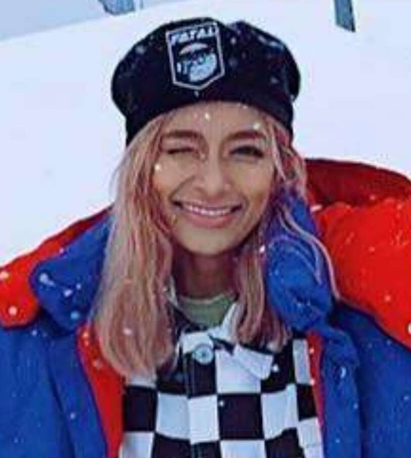 ローラ、スイスでのド派手なスノーウェア姿に絶賛の声「かわいい！」「雪が似合う」の声