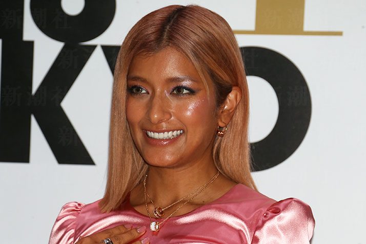 ローラ、スイスでのド派手なスノーウェア姿に絶賛の声「かわいい！」「雪が似合う」の声