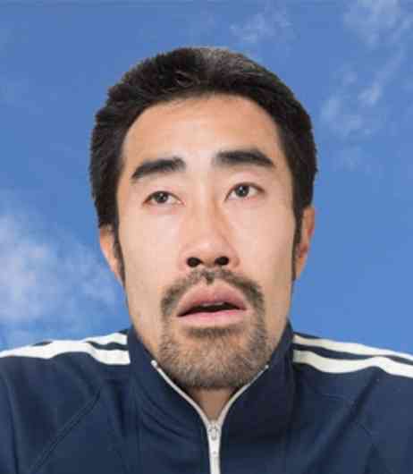 目の位置が上の人