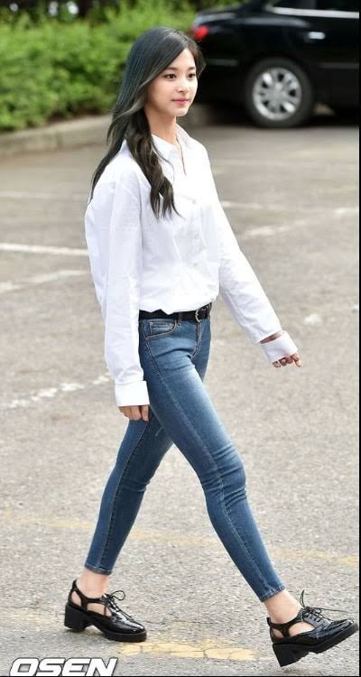 新木優子、大量の私物デニムに囲まれ笑顔　今年の「ベストジーニスト」期待する声も