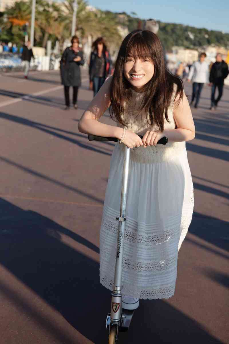 橋本環奈メモリアル写真集に期待の声 先行公開カットに「美しすぎる!」 