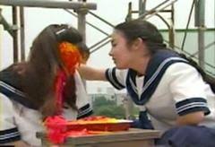 子どもの頃の遊びを懐かしむトピ。