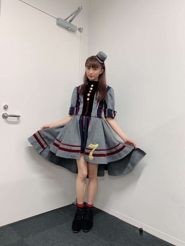 女性アイドルの衣装画像