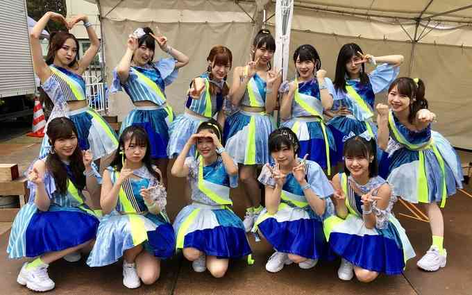 女性アイドルの衣装画像