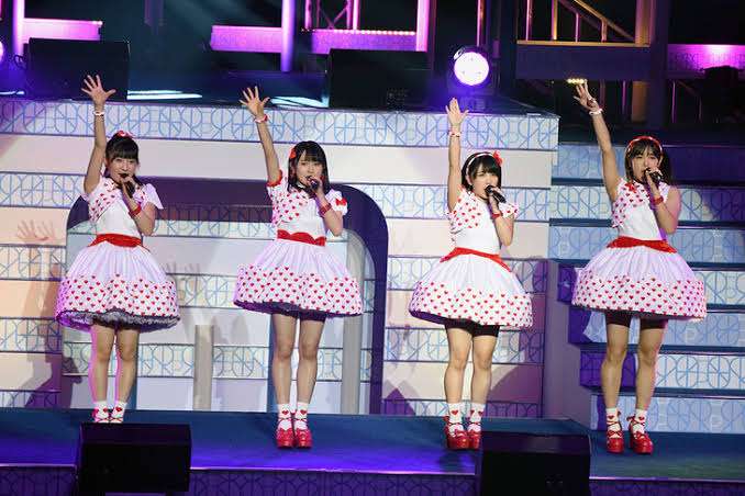 女性アイドルの衣装画像