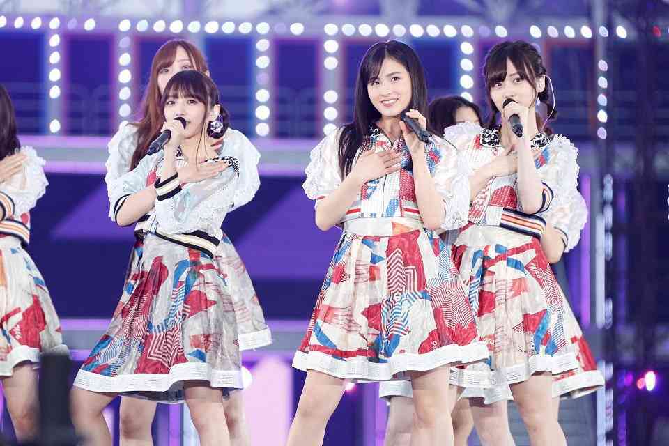 女性アイドルの衣装画像