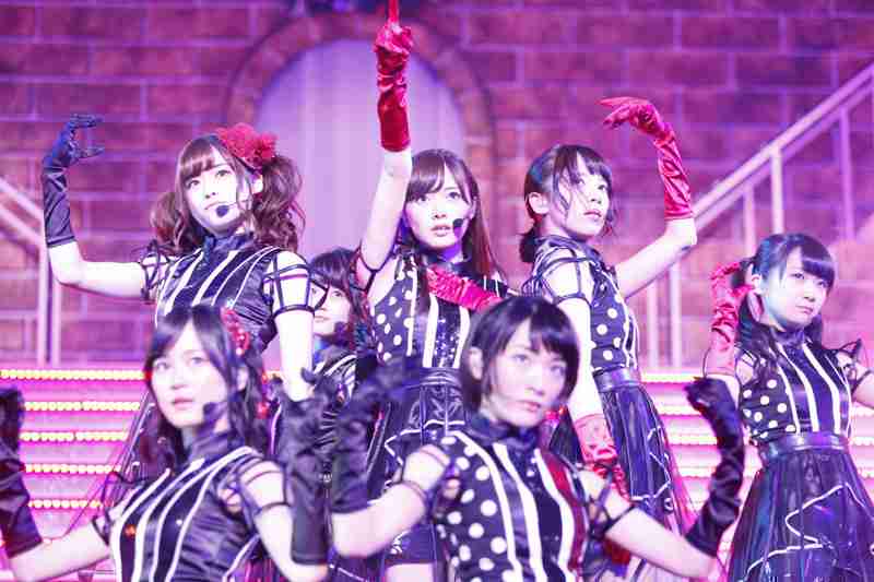 女性アイドルの衣装画像