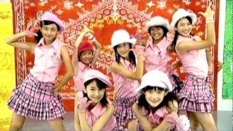 女性アイドルの衣装画像