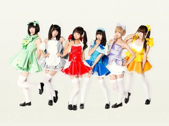女性アイドルの衣装画像