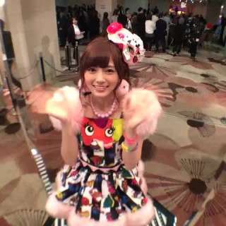 女性アイドルの衣装画像