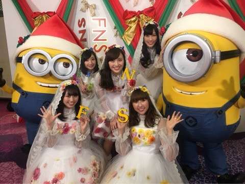 女性アイドルの衣装画像