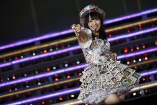 女性アイドルの衣装画像