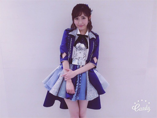 女性アイドルの衣装画像