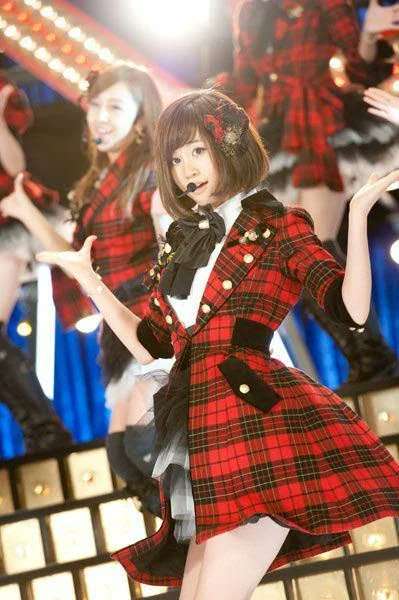 女性アイドルの衣装画像