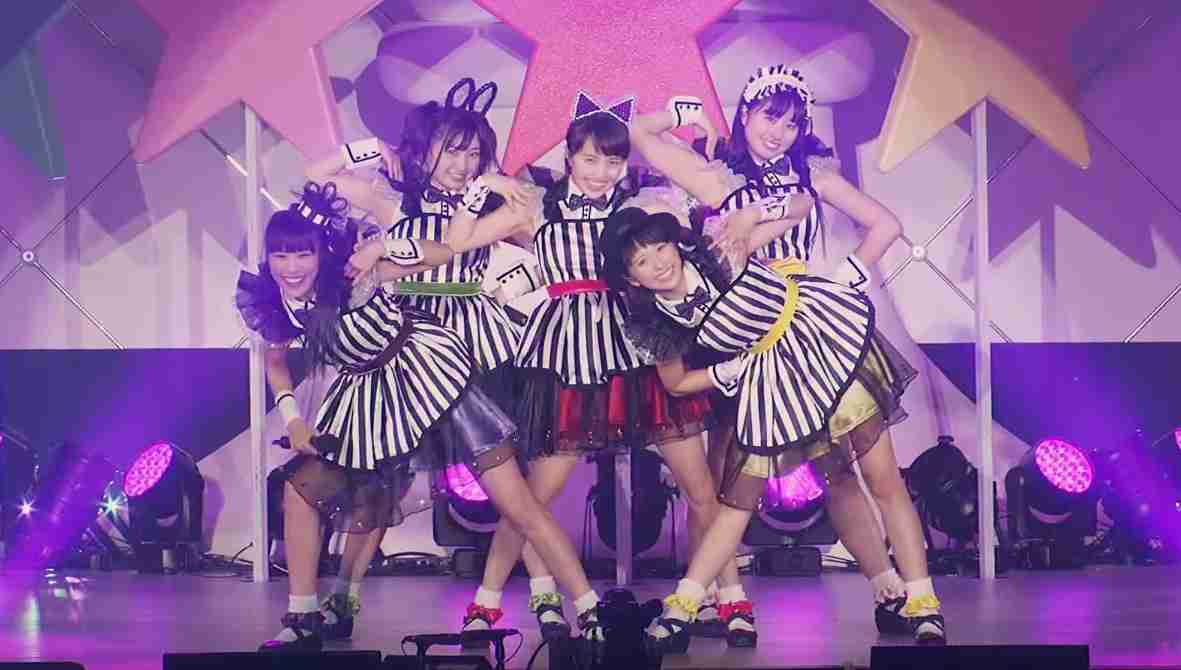 女性アイドルの衣装画像