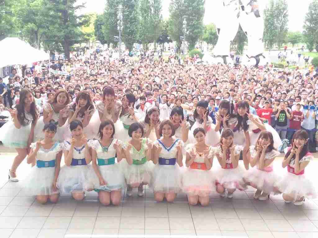 女性アイドルの衣装画像