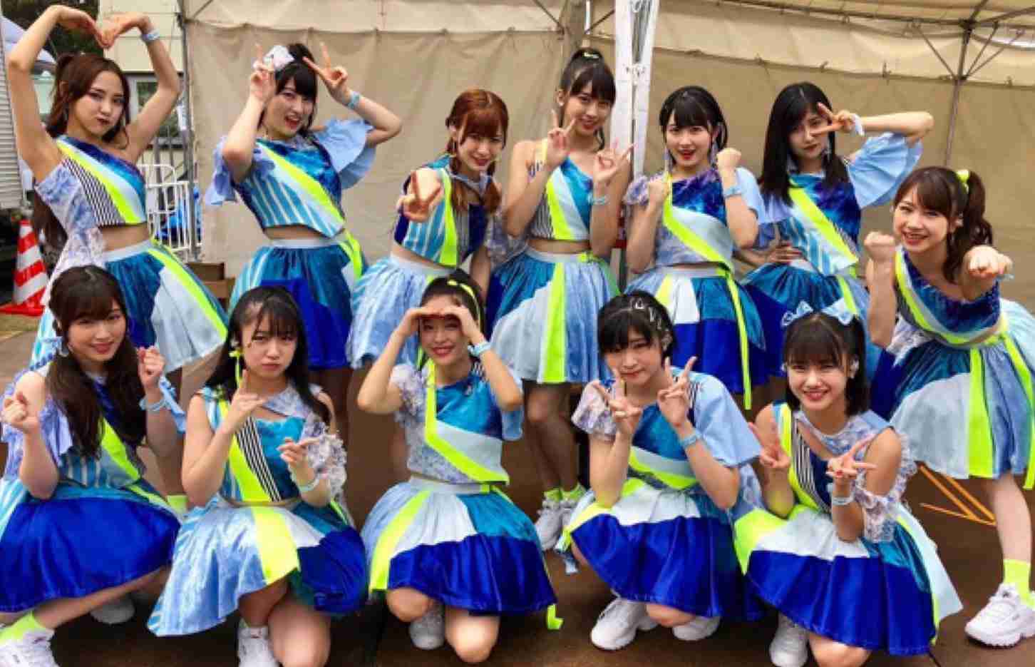 女性アイドルの衣装画像