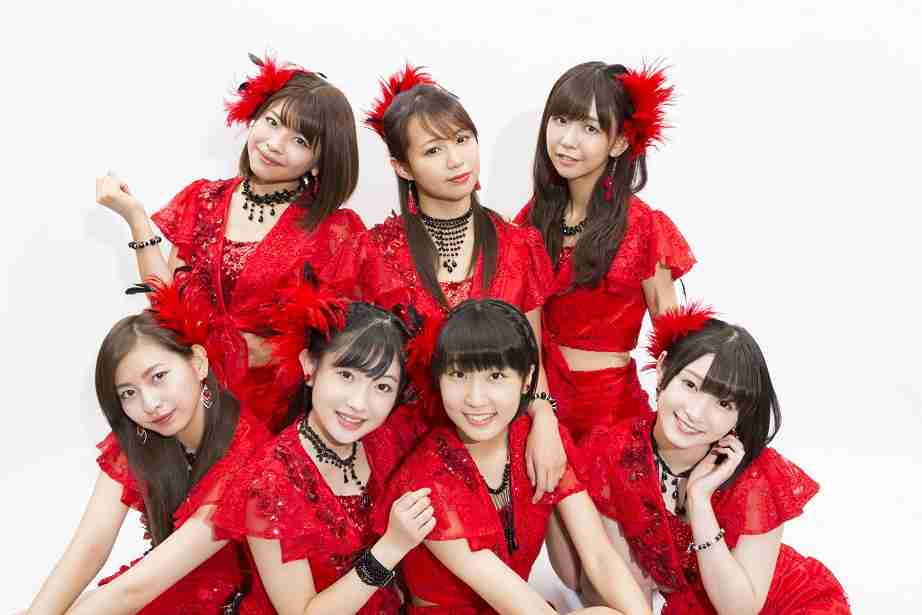 女性アイドルの衣装画像