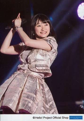 女性アイドルの衣装画像
