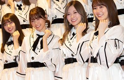 女性アイドルの衣装画像