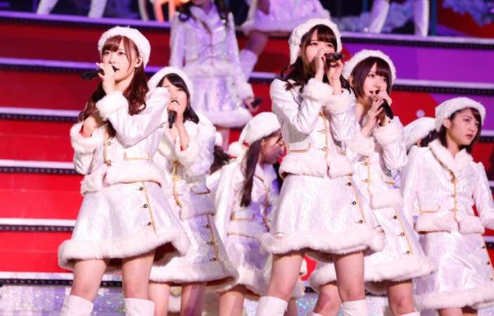 女性アイドルの衣装画像