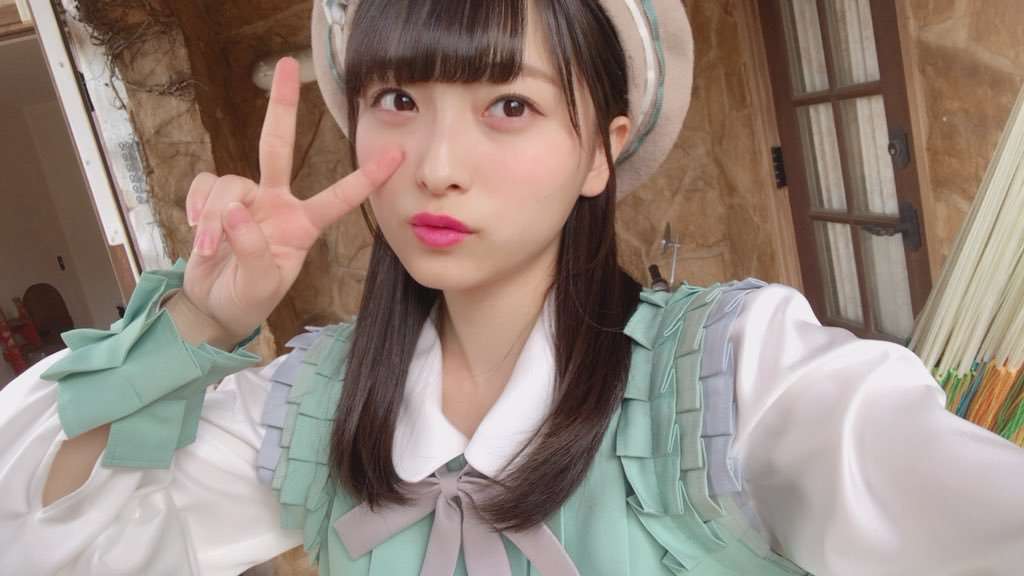 女性アイドルの衣装画像