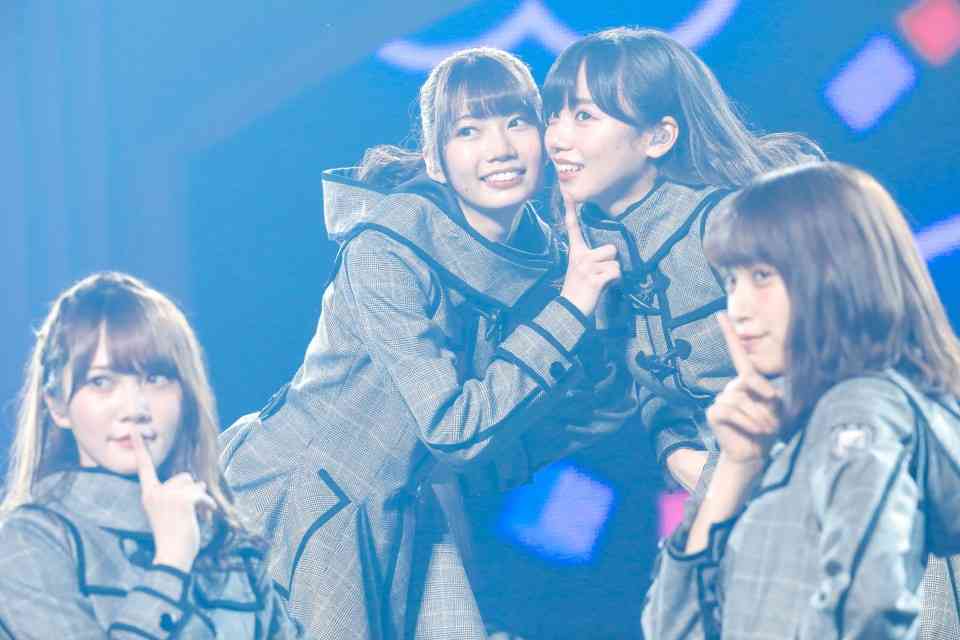 女性アイドルの衣装画像