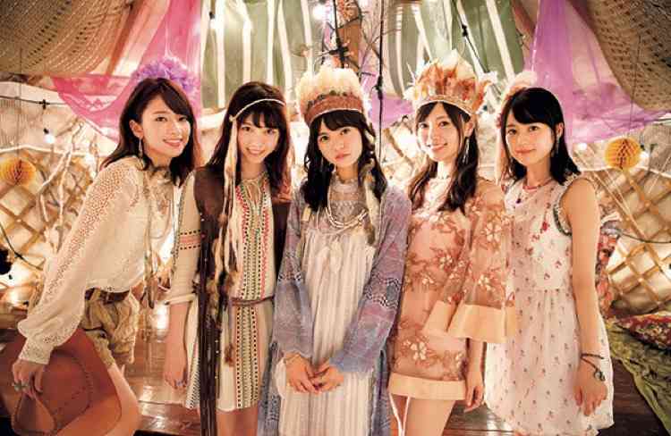 女性アイドルの衣装画像
