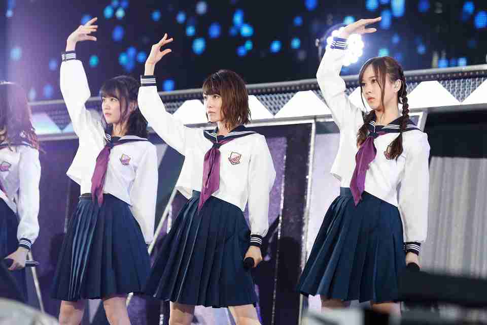 女性アイドルの衣装画像