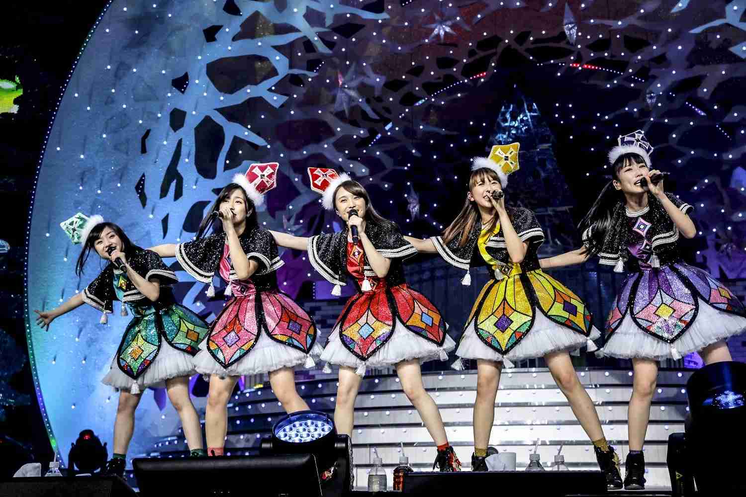 女性アイドルの衣装画像