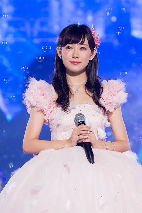女性アイドルの衣装画像