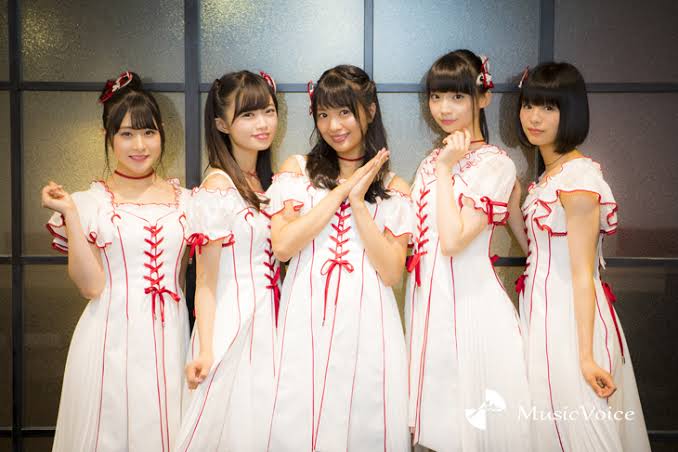 女性アイドルの衣装画像