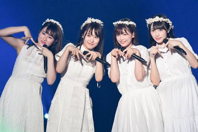女性アイドルの衣装画像