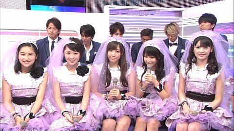 女性アイドルの衣装画像
