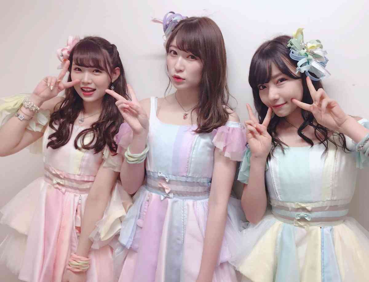 女性アイドルの衣装画像