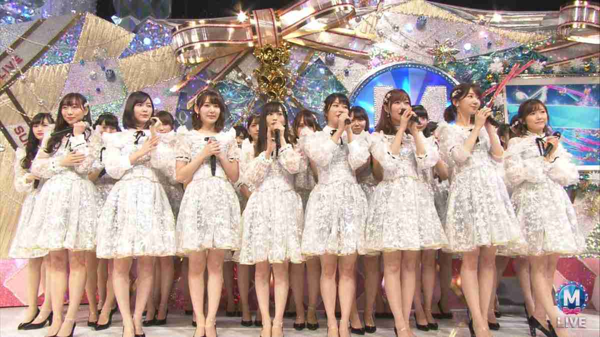 女性アイドルの衣装画像