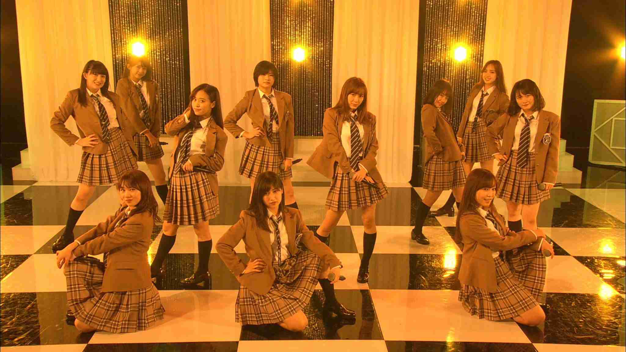 女性アイドルの衣装画像