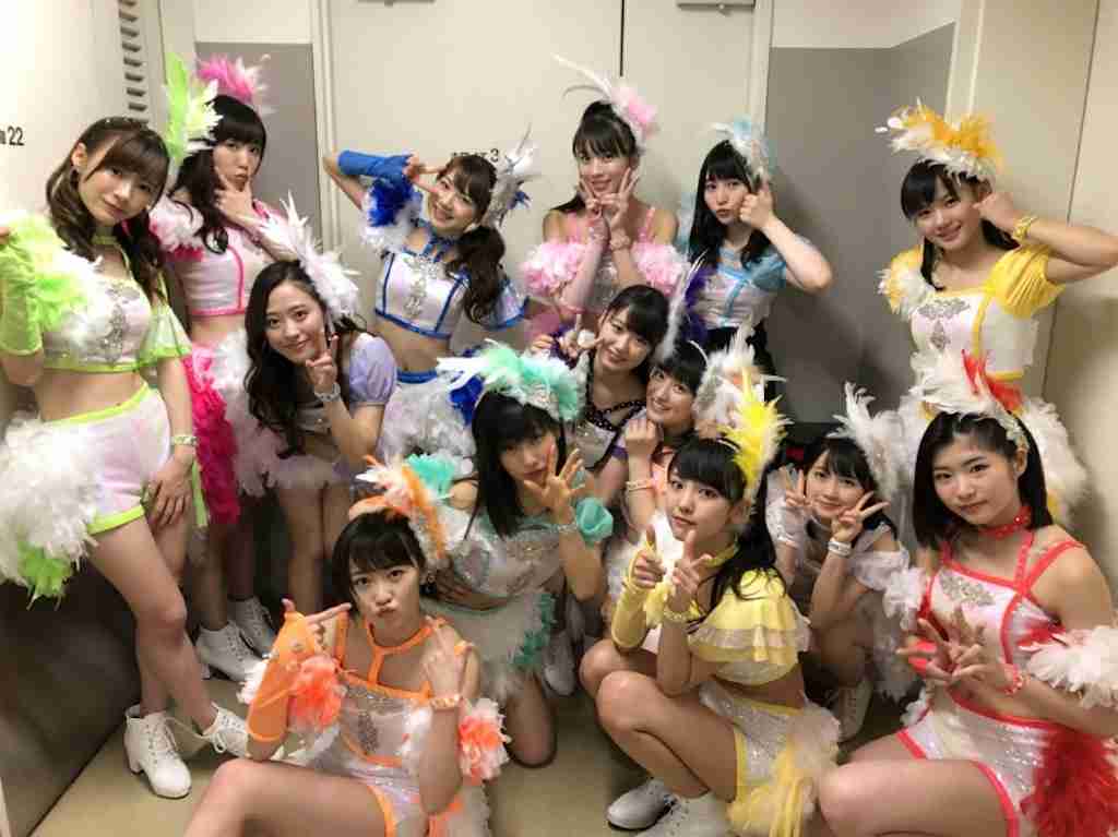 女性アイドルの衣装画像