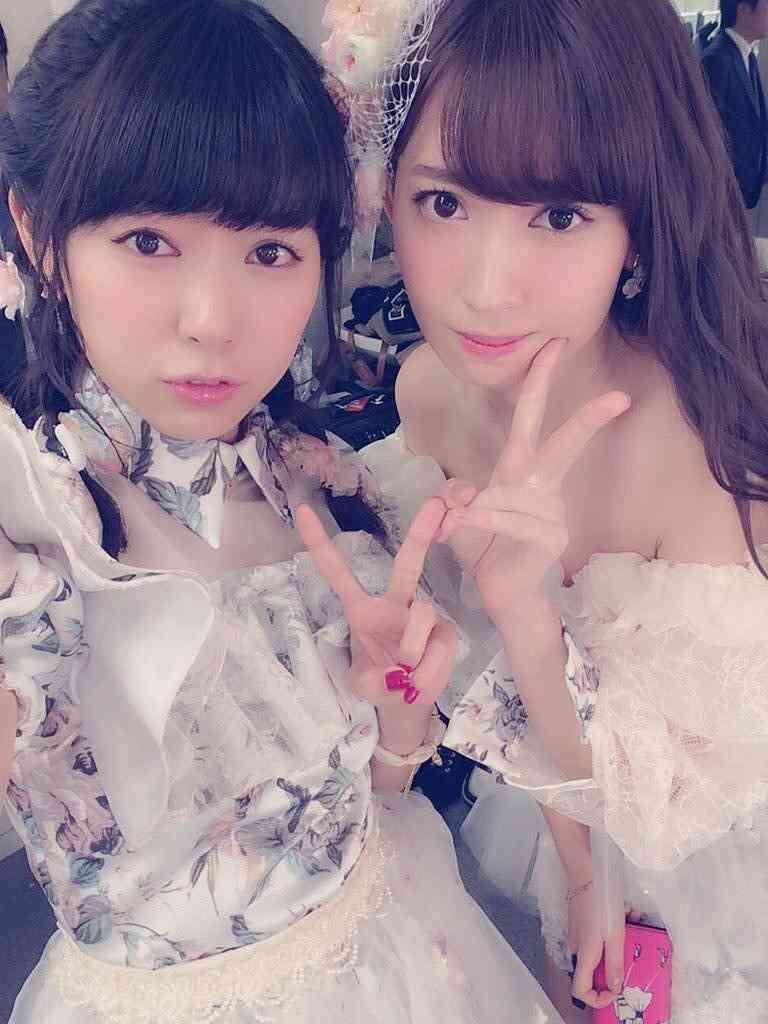 女性アイドルの衣装画像