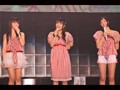 女性アイドルの衣装画像