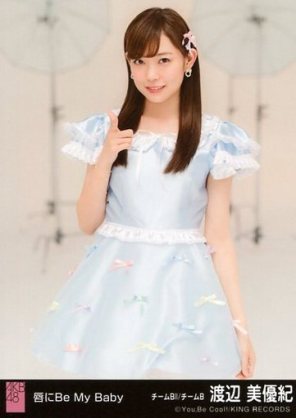 女性アイドルの衣装画像