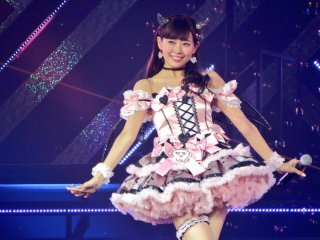 女性アイドルの衣装画像