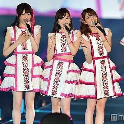 女性アイドルの衣装画像