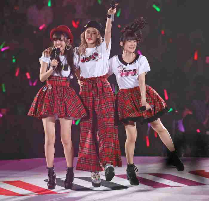 女性アイドルの衣装画像