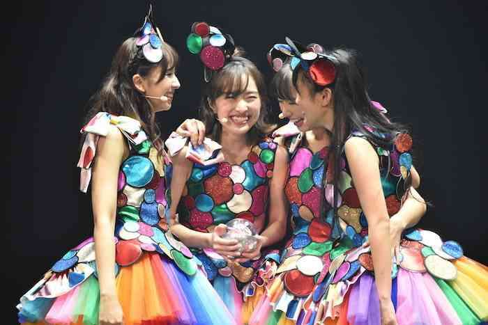 女性アイドルの衣装画像