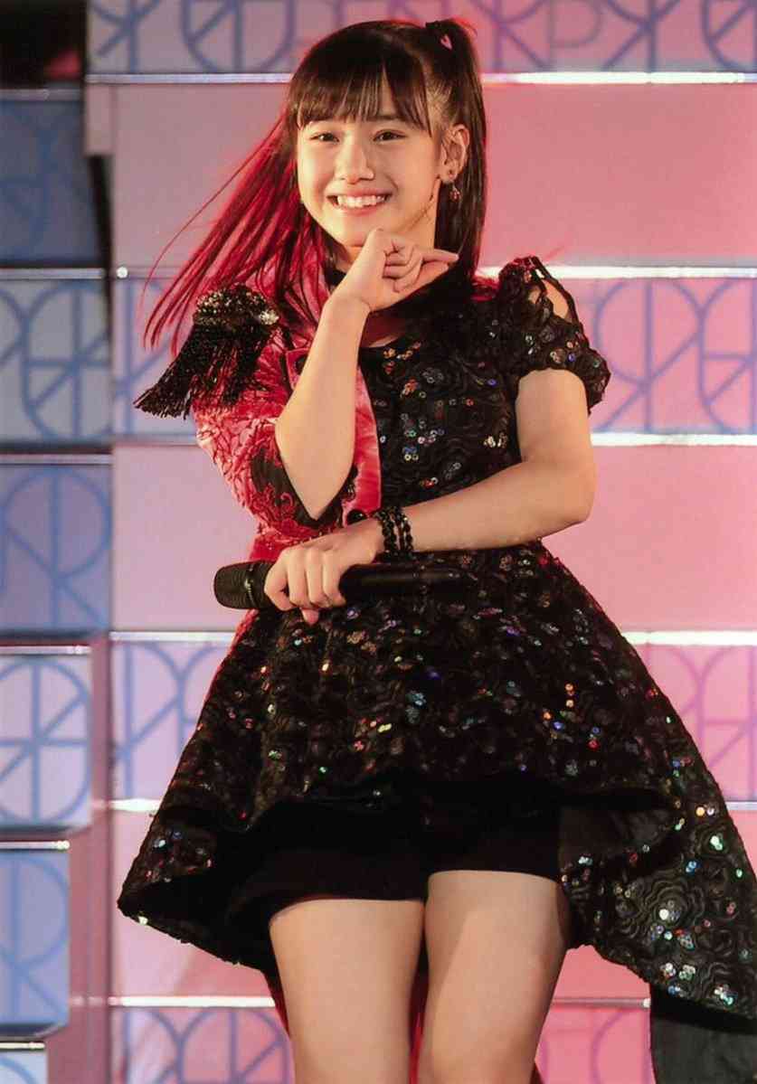 女性アイドルの衣装画像